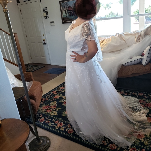 New wedding dress sz 16 - Picture 7 of 9